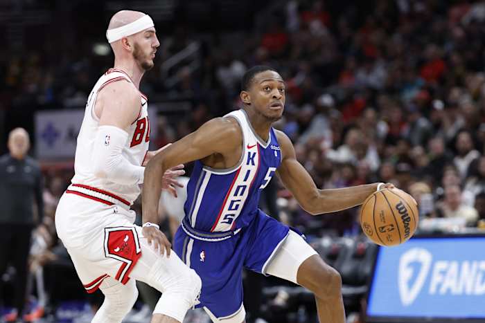 Sacramento Kings guard De'Aaron Fox (5) drives to the basket against Chicago Bulls guard Alex Caruso (6) during the second half at United Center.